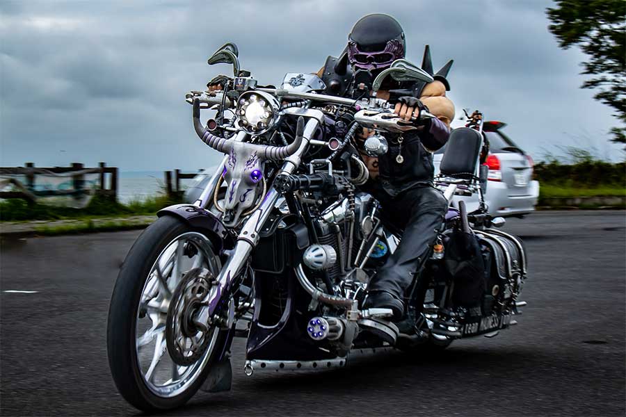 “茨ジャギ”のド派手バイクは驚愕の安さ　カスタム総額約30万円のホンダ「VT1300CX」
