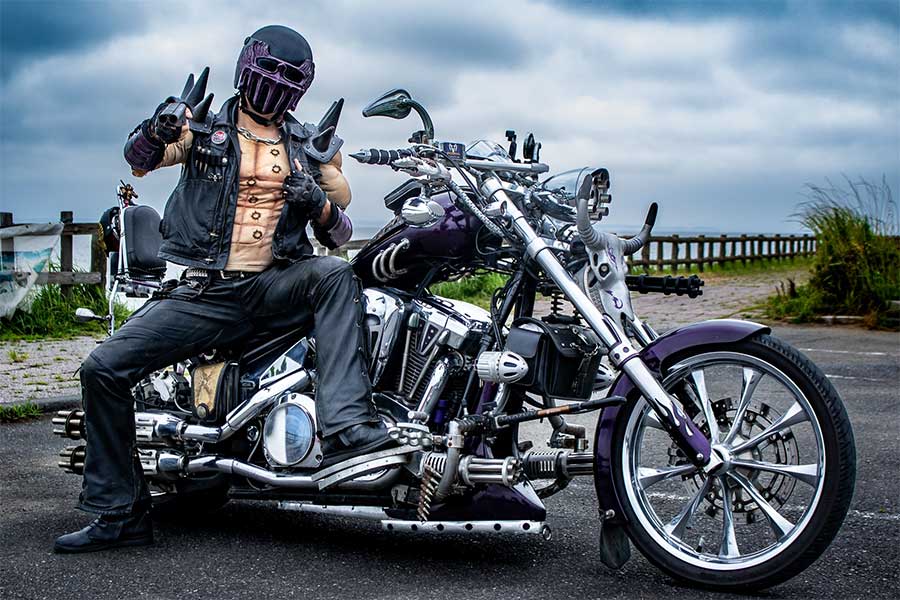 衝撃コスプレ男のバイクは超ド派手！　こだわりの世紀末カスタムは格安の“DIY”