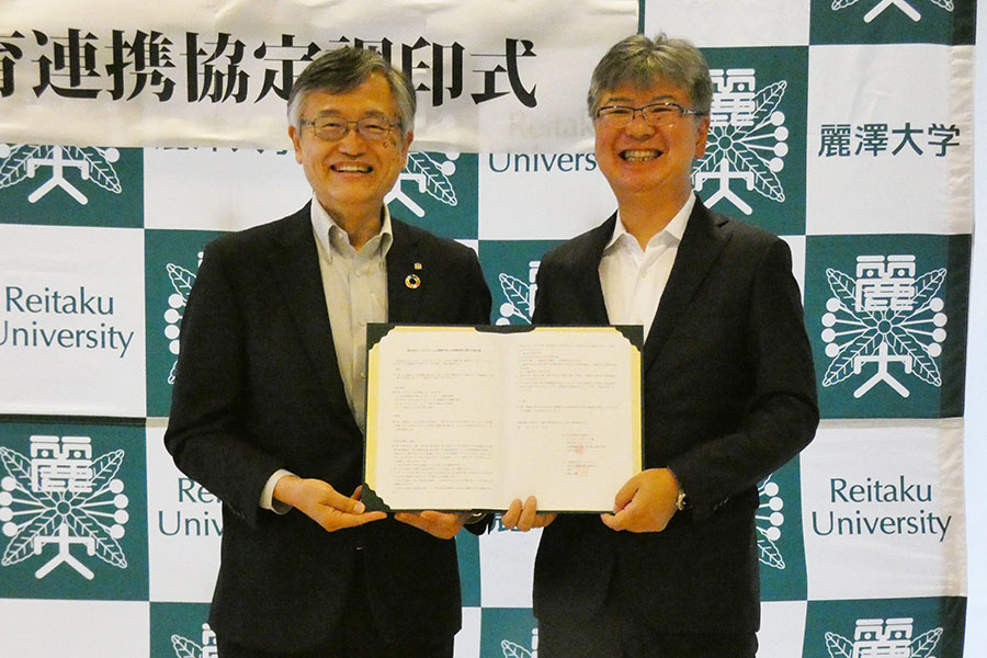 連携を強化する麗澤大学の徳永澄憲学長（左）とクレディセゾンの岡本龍成常務