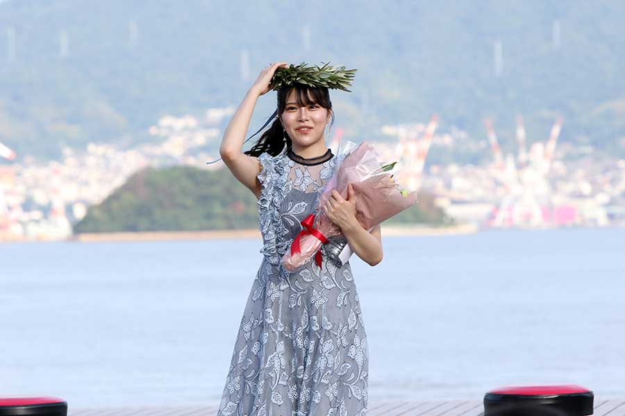 スペシャルステージの最後には、花束と江田島市産のオリーブ冠が贈られた【写真：小田智史】