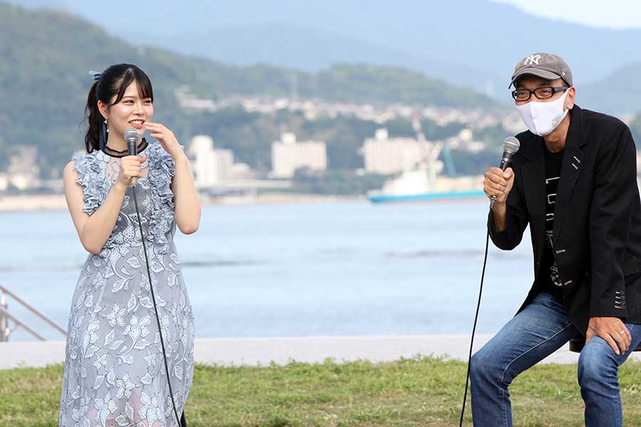 「イブニングストリーム」MCの山本修治氏（右）が司会として登場【写真：小田智史】