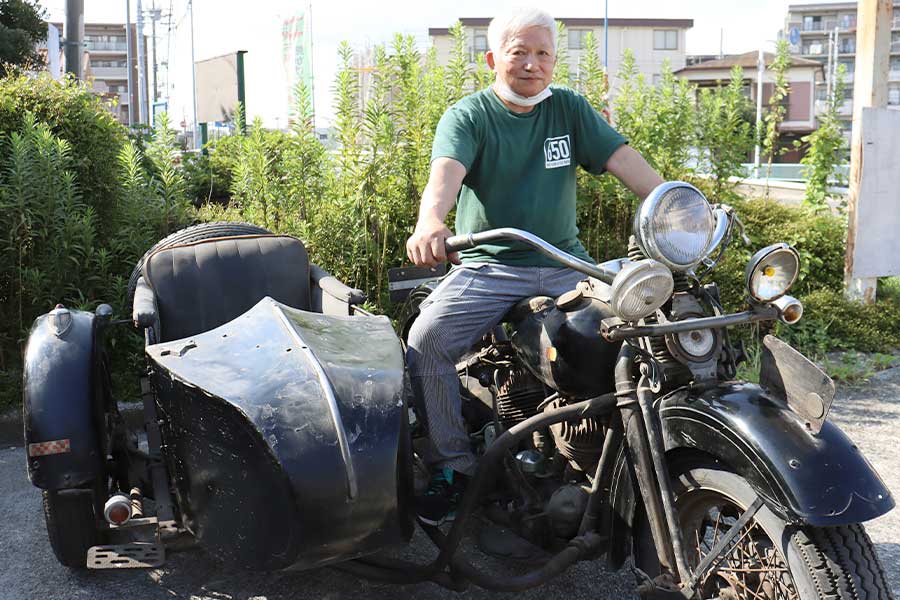 バイク修理の「主治医」として知られる森誠さん。サイドカー付きの旧車ハーレーは圧巻だ【写真：ENCOUNT編集部】