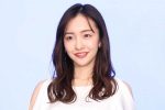 板野友美、パリの高級ブランドで全身ピンクの超ミニ丈コーデ「衝撃的に