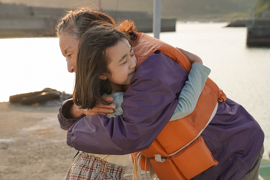 祥子（右=高畑淳子）と抱き合う岩倉舞（浅田芭路）【写真：(C)NHK】