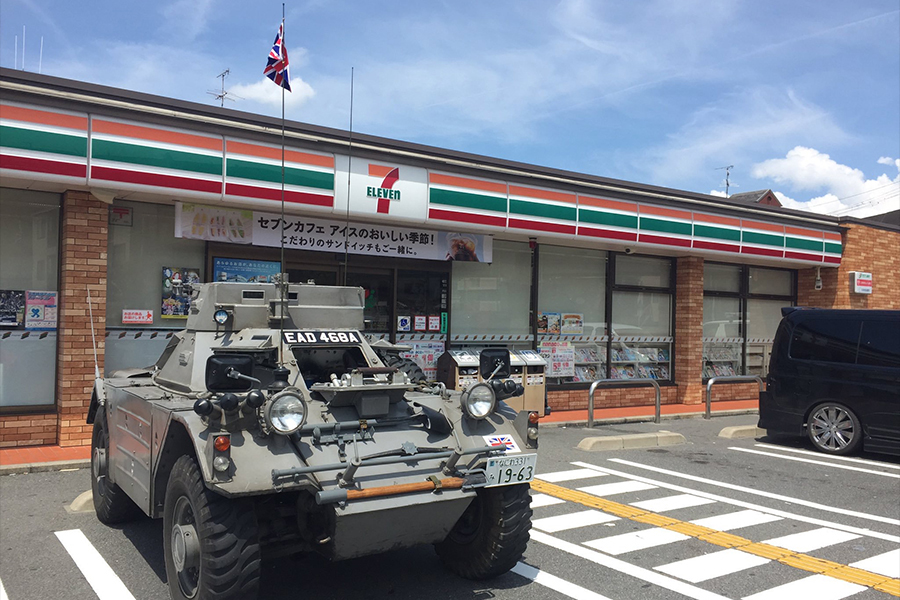 フェレット装甲車がコンビニに立ち寄るから驚きだ【写真：本人提供】