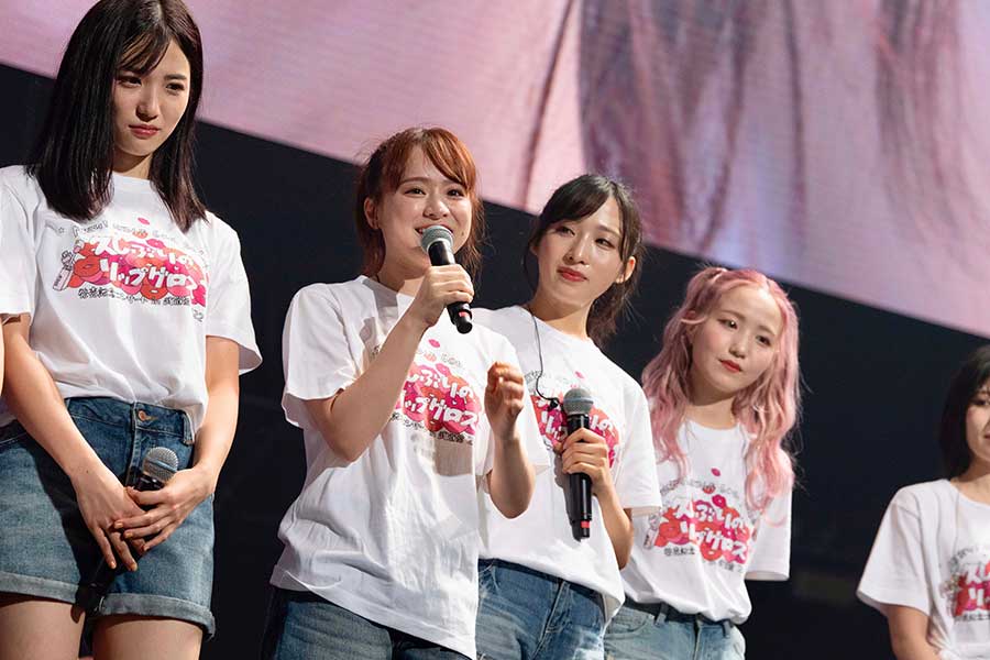 目を潤ませながらもあいさつした「AKB48」チーム8の下尾みう、倉野尾成美、小栗有以、本田仁美（左から）【写真：(C)AKB48】