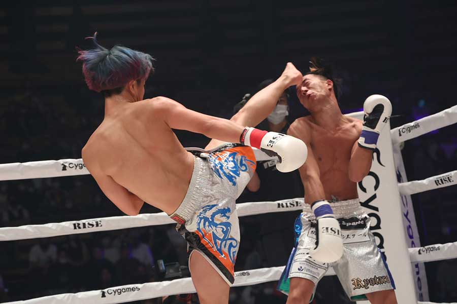 【RISE】那須川龍心、兄・天心デビューの地で判定勝利　2Rには強烈なボディー膝蹴り