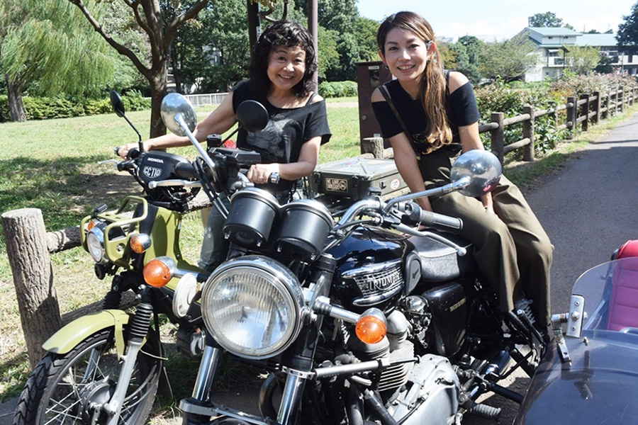 絵本作家・池田あきこさん（左）と娘の舞子さんは親子でバイク乗り【写真：ENCOUNT編集部】