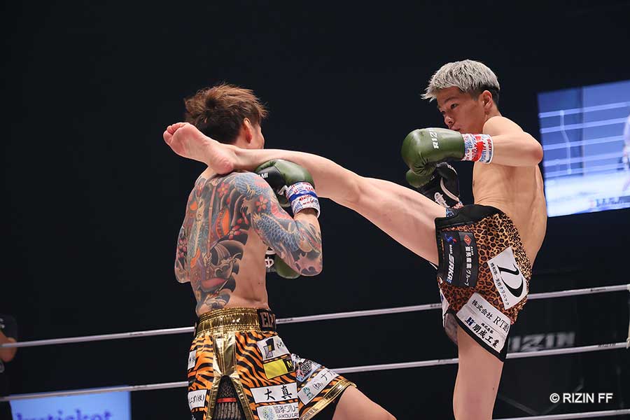 【RIZIN】いきなりド派手な失神KO！　左ハイキック一閃、タトゥーだらけの相手を34秒殺