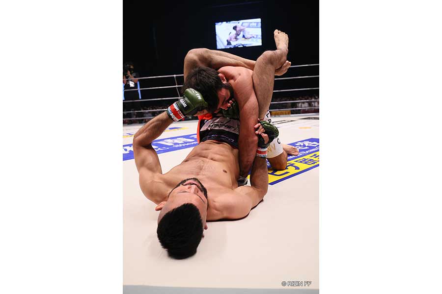 【RIZIN】元UFCファイター手塚基伸が1R・TKOでRIZIN初勝利　グラウンドからの打撃で圧倒