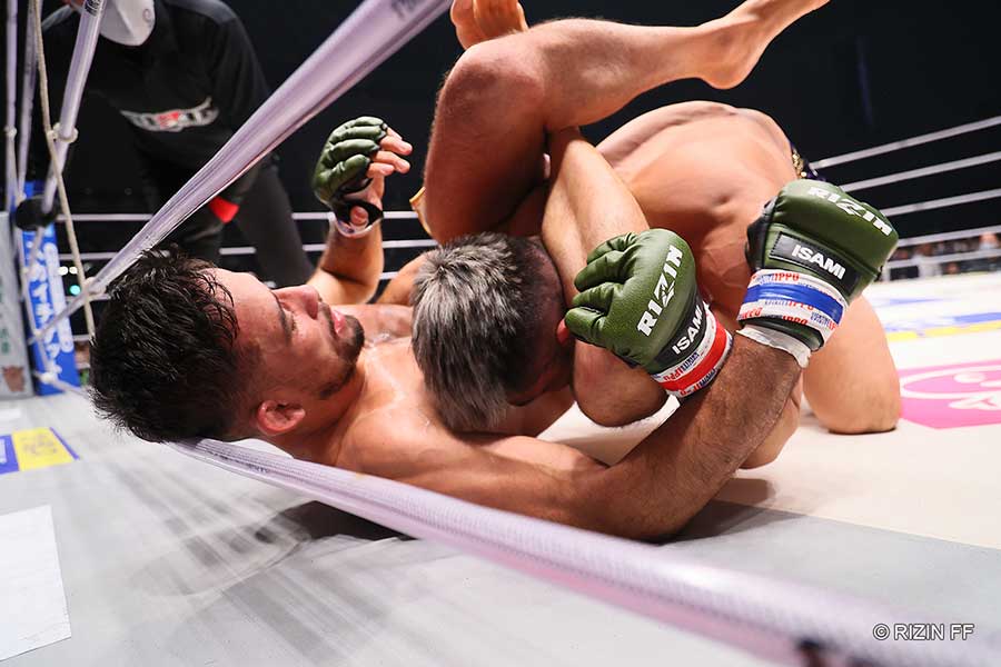 確信のポペガーの後にタップアウトを奪ったクレベル・コイケ（左）【写真：(C)RIZIN FF】