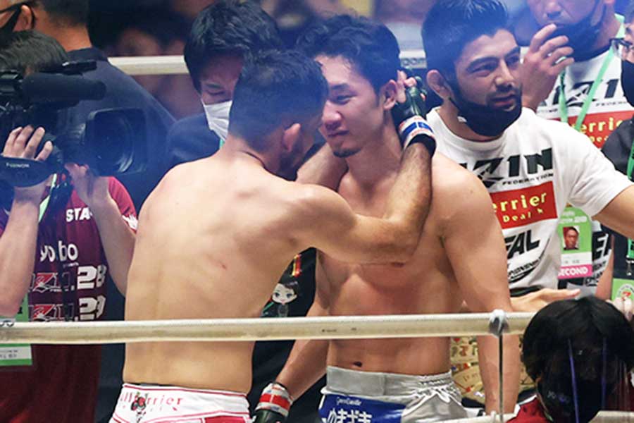 「RIZIN.28」でクレベル・コイケに敗れた直後の朝倉未来（右）【写真：山口比佐夫】