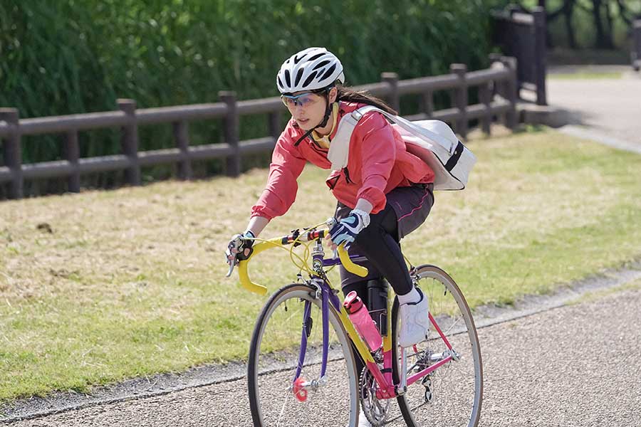 ロードバイクでトレーニングする舞（福原遥）【写真：(C)NHK】