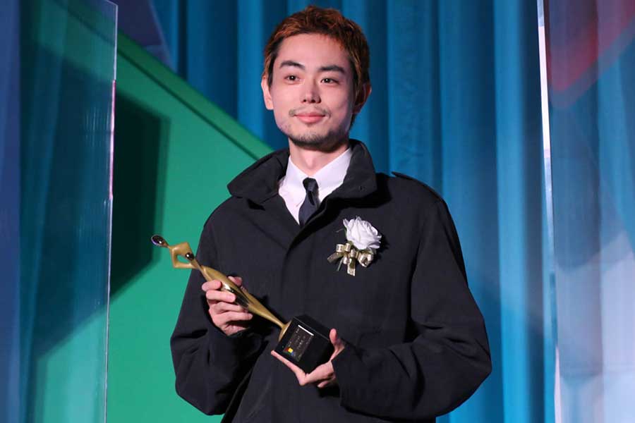 菅田将暉、多忙すぎて…　表彰式のステージにギリギリ到着　石坂浩二の絶賛に「うれしいです」