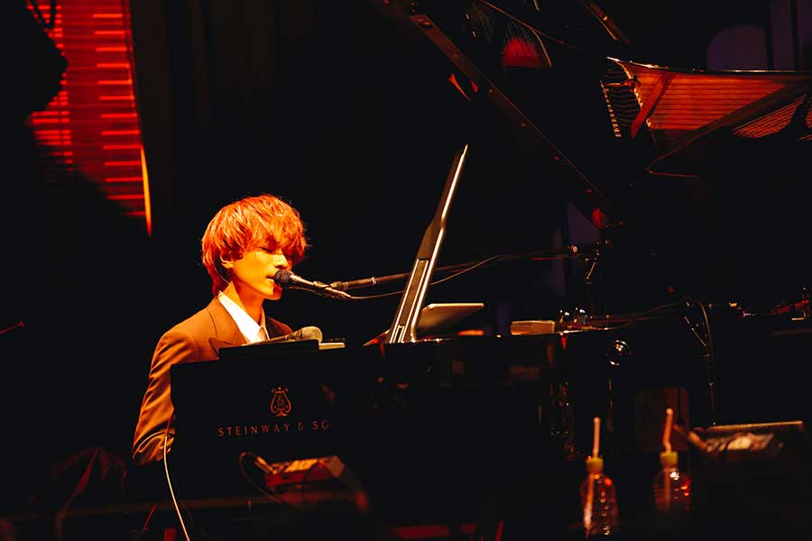 ビルボードライブ東京のステージで歌う、ピアノ・ボーカルの杉本雄治【写真：関口佳代】