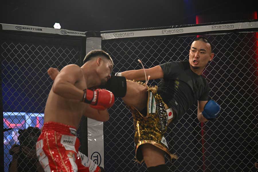 ボクシング元王者相手に右のキックを放つ殴られ屋KENJI（右）【写真：徳原隆元】