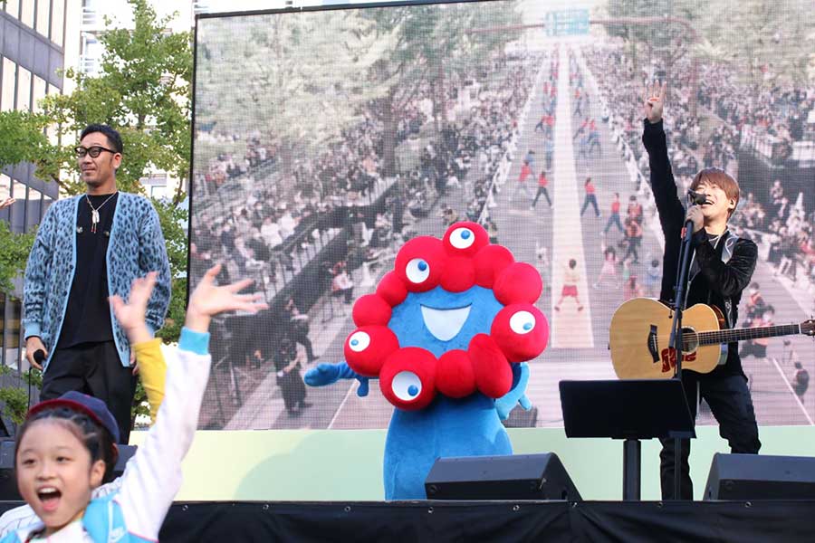 コブクロが4年ぶり御堂筋ランウェイでライブ　大阪万博テーマソング披露「歌いまくります」