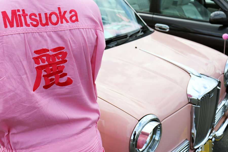 ピンク色で統一した光岡自動車「レイ」とつなぎ姿の2ショットはキュートだ【写真：ENCOUNT編集部】