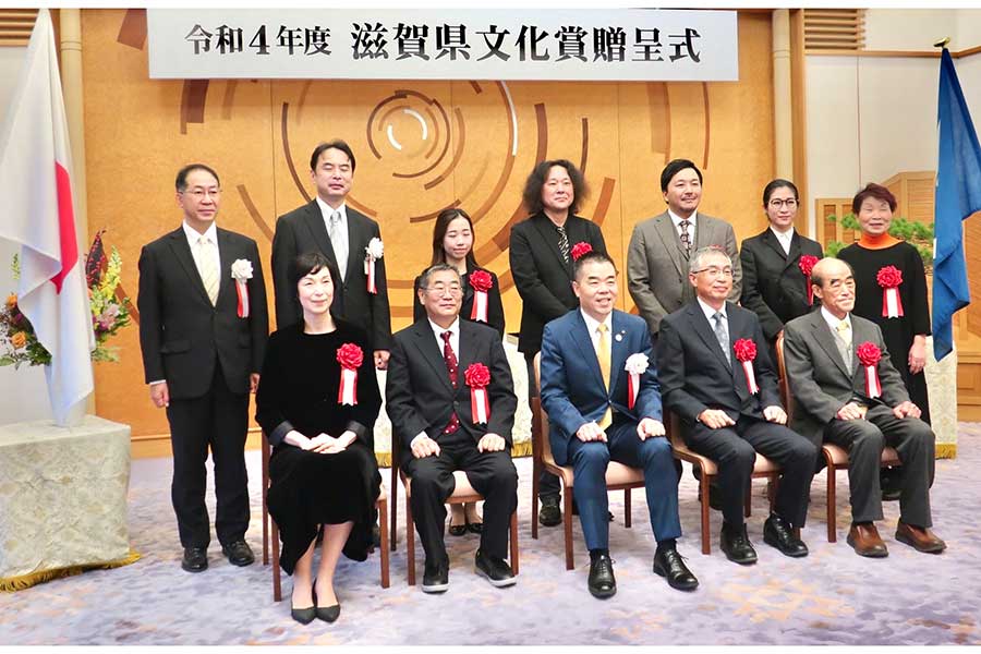 滋賀県文化奨励賞授賞式に出席した今村翔吾氏（後列左から5人目）