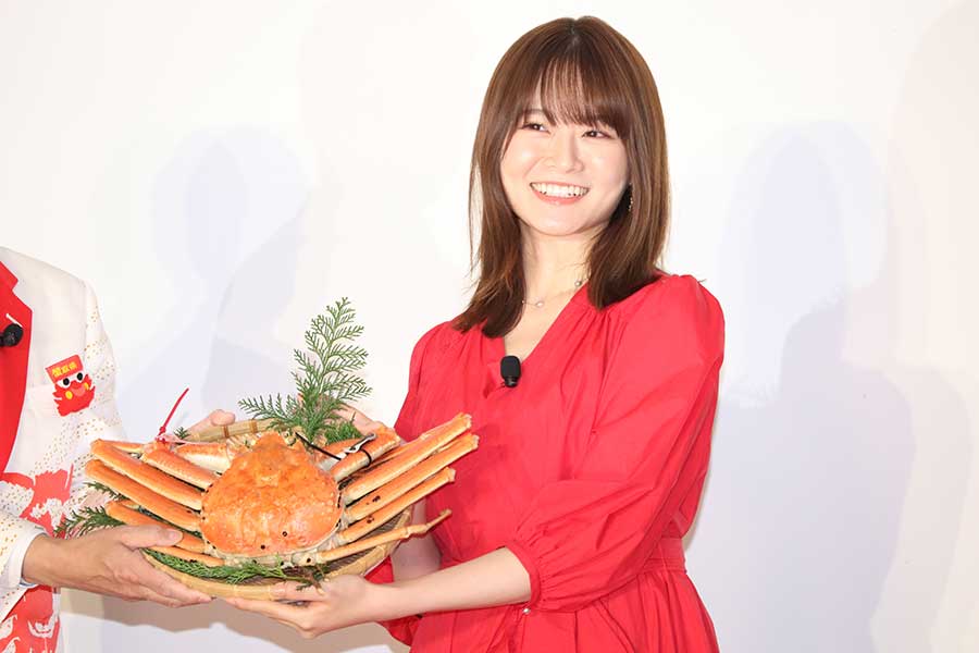 山崎怜奈、真っ赤な蟹色ワンピで松葉ガニ堪能　「ぷりっぷり！贅沢」とメロメロ