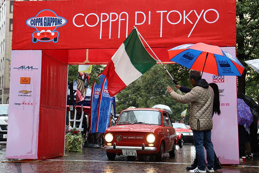 伊・独・仏の希少ヒストリックカー110台が都内有名スポットを快走　「まだまだ車の時代は続く」