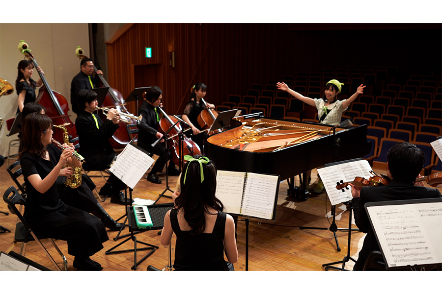 指揮台はなくピアノが中心だ【写真：松竹芸能提供】