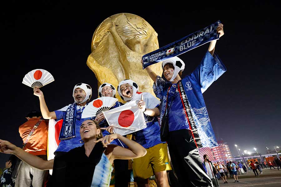 スペイン戦の勝利に喜ぶ日本サポーター【写真：ロイター】