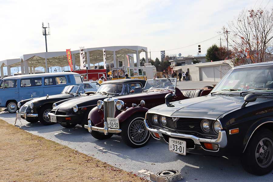 有名温泉街に希少車が続々集結…人だかりも　“伝説”“激レア”愛好家の情熱に圧倒