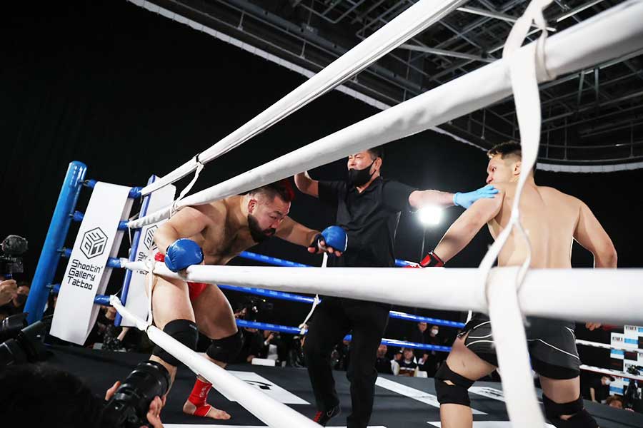【BreakingDown】衝撃の秒殺KOに視聴者戦慄「強すぎる」　プロレスラーがタコ殴りに