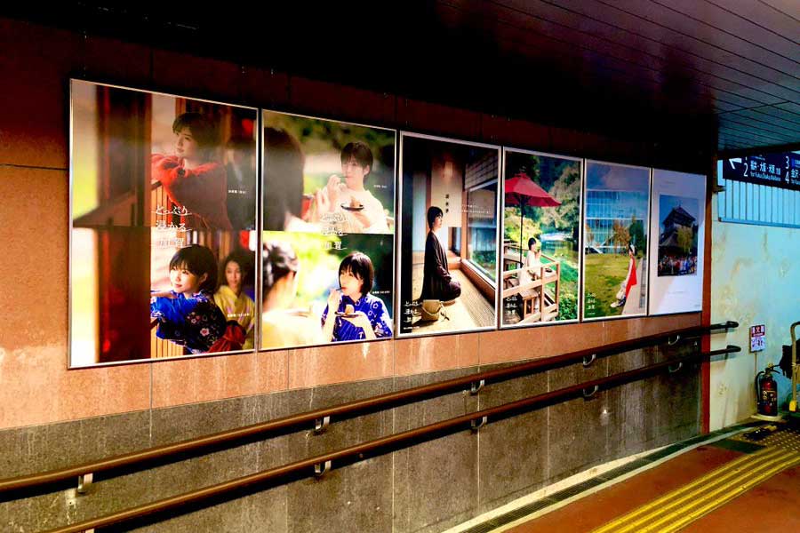 加賀温泉駅で加賀楓出演のポスターが出迎えるのも定番の光景になった【写真：大久保浩秀さん提供】