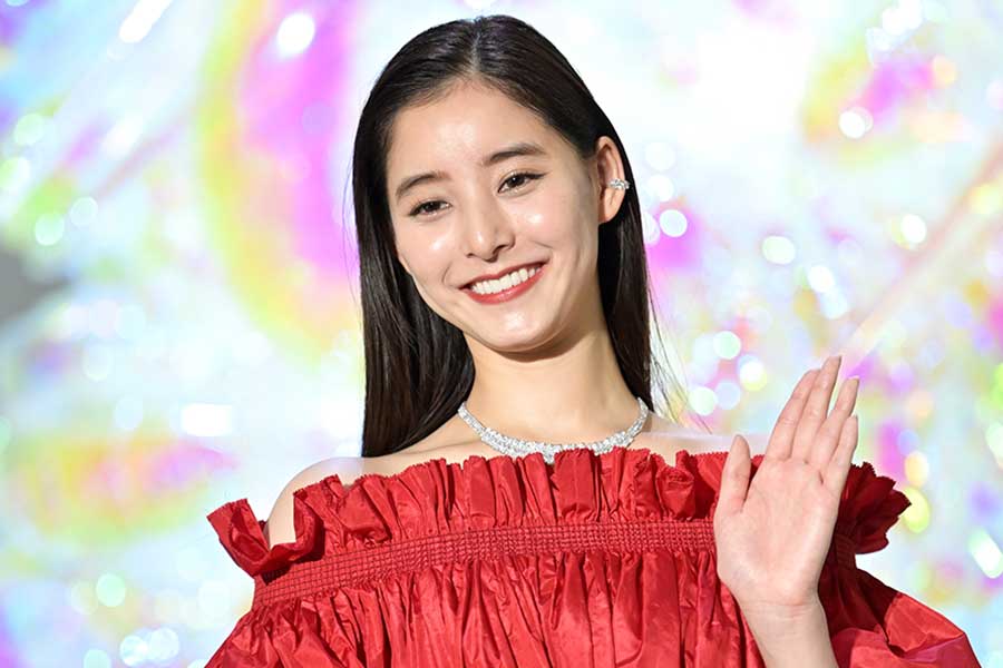 新木優子、大胆な肩出しドレス　全身「Dior」で夜の麻布十番に降臨「ゴリ寒そう」の声