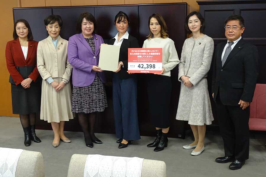 伊藤たかえ政務官に署名を提出した代表の高田愛子さん（写真中央）【写真：ENCOUNT編集部】