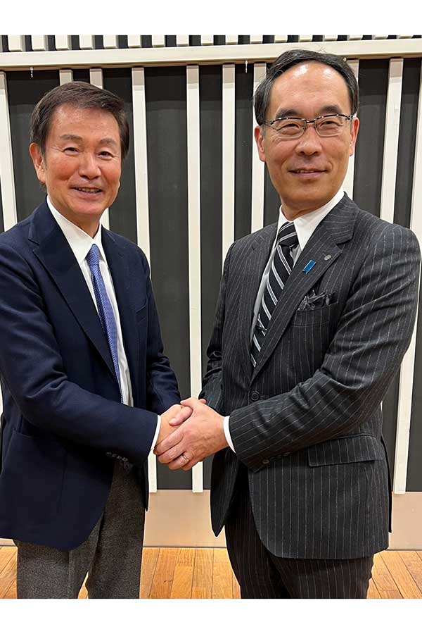 握手する森田健作（左）と埼玉県の大野元裕知事