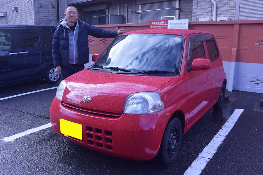 ロケを知り尽くす鈴木実さん。赤い車も貸し出している【写真：ENCOUNT編集部】