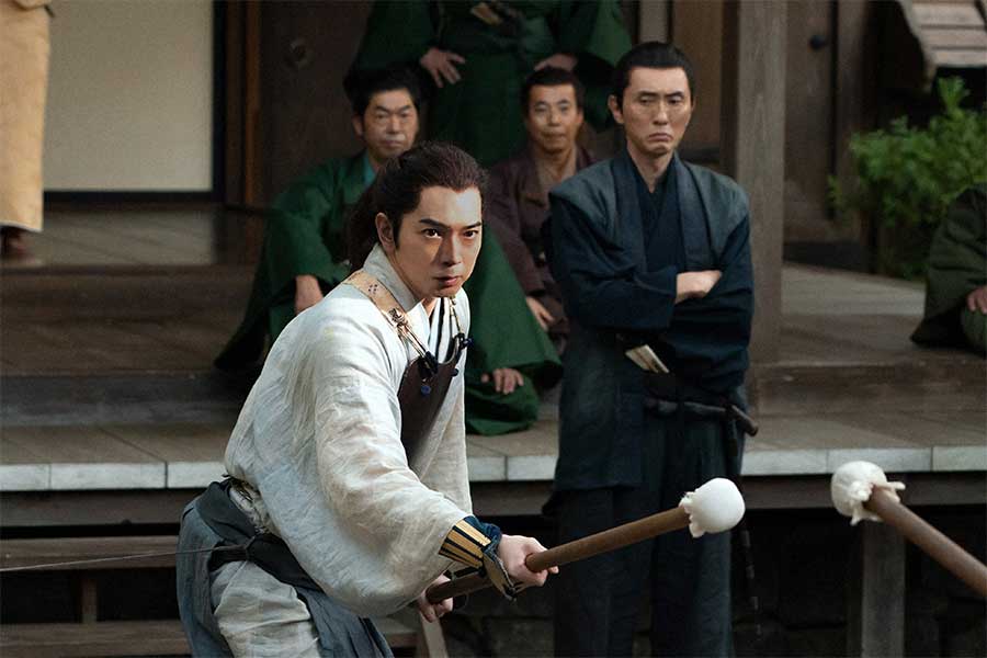 剣術の稽古をするが、なかなか上達しない次郎三郎（松本潤）【写真：(C)NHK】
