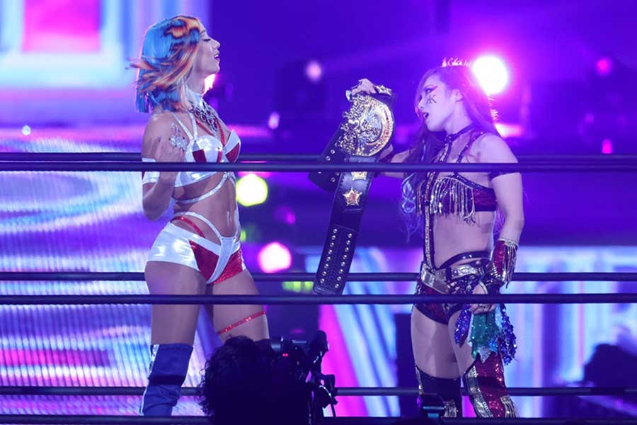 【新日本】元WWE女子王者がKAIRIを強襲　突然の登場に会場どよめきも抜群スタイルにくぎ付け