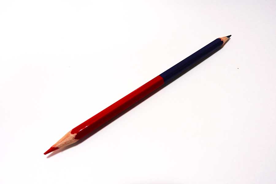 使い始めたばかりの赤青鉛筆【写真：写真AC】