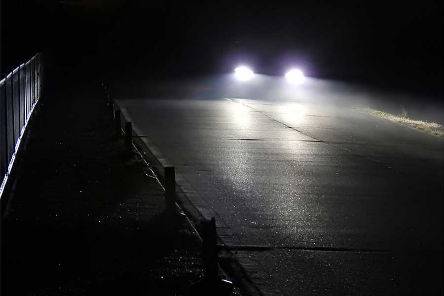 夜間ライトをつけて道路を走る車（写真はイメージ）【写真：写真AC】