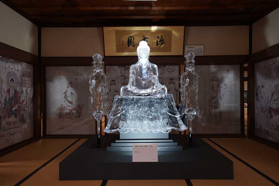 ガラスと透明樹脂で制作されたハイパー文化財「法隆寺《釈迦三尊像》『未来』」。透ける素材にプリントした法隆寺金堂壁画の復元図に囲まれている
