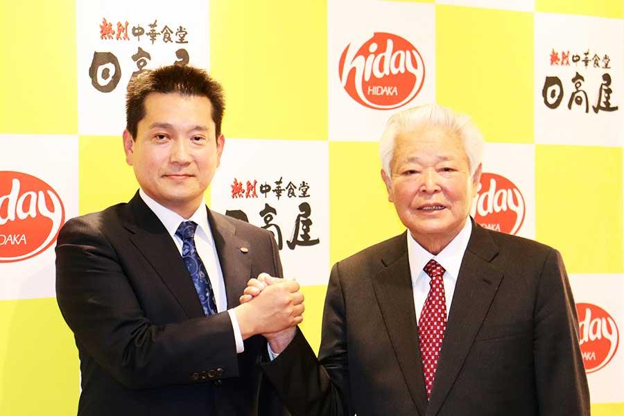 青野敬成社長（左）とがっちり手を握り合う神田正会長。信頼関係で結ばれている【写真：ENCOUNT編集部】