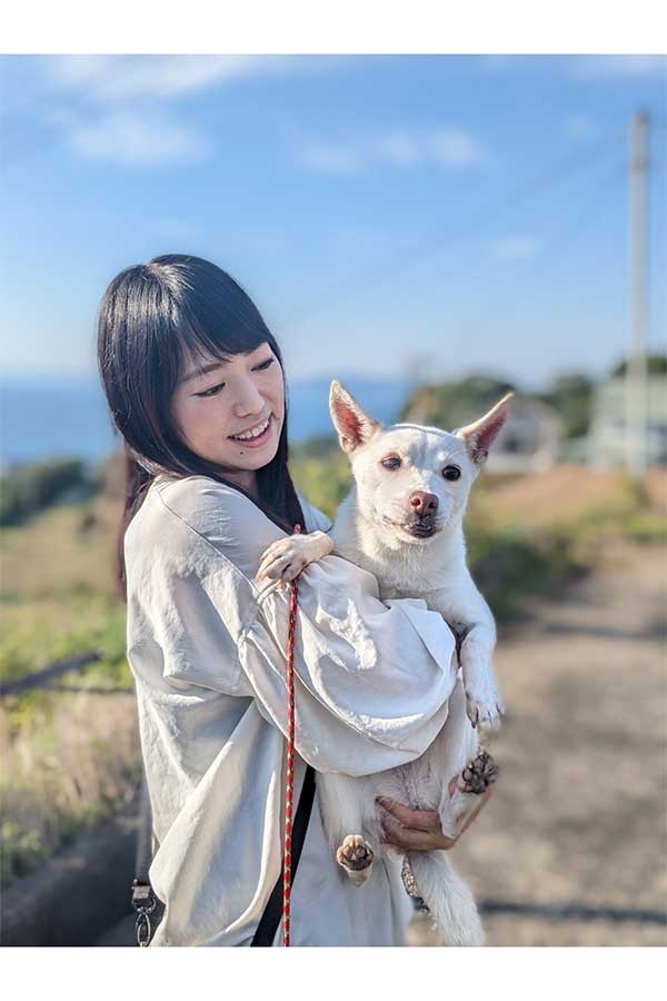 犬や猫の保護活動に取り組み、『たまさんちのホゴイヌ』が話題の著者tamtamさん【写真：(C)世界文化社】