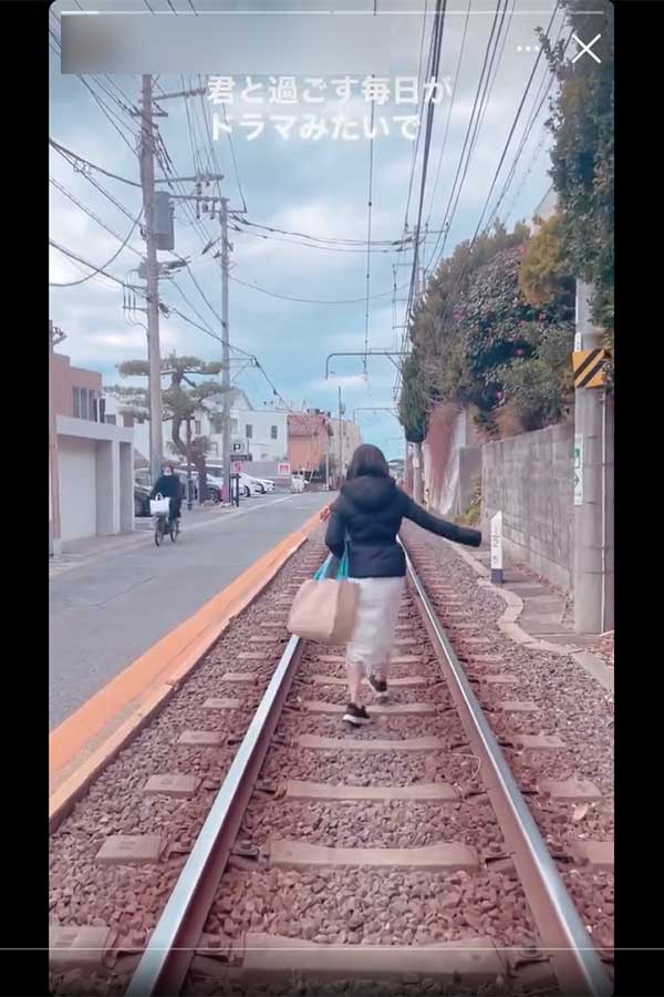 拡散した女性が線路上を撮影しながら通行する動画の一部