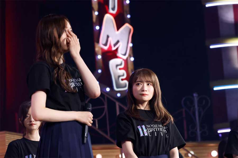 梅澤美波（左）と秋元真夏【写真：(C)乃木坂46LLC】