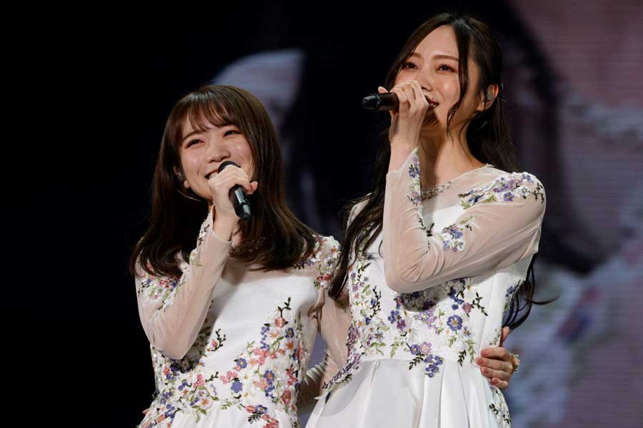 『乃木坂46 11th YEAR BIRTHDAY LIVE DAY5』に登場した秋元真夏（左）と梅澤美波【写真：(C)乃木坂46LLC】