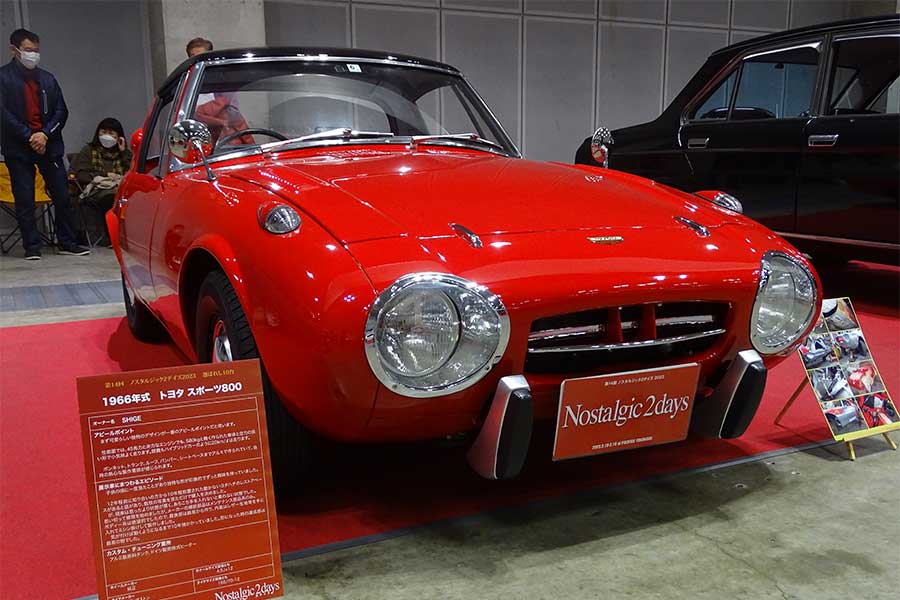 鮮やかな赤の車体が美しい66年式トヨタスポーツ800【写真：ENCOUNT編集部】