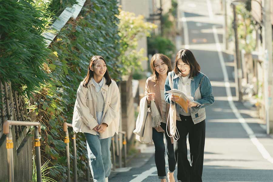 映画『在りのままで進め』のワンシーン。左が水村美咲【スチール:松井綾音】