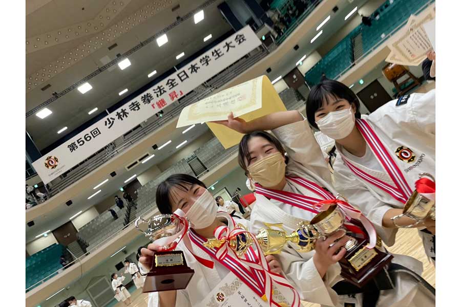 全日本学生大会で優勝し勝利の笑顔を見せる籾さん（中央）と同期部員【写真：本人提供】
