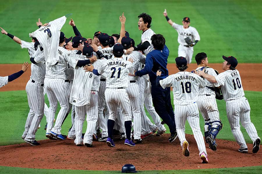 最後のバッターを三振に切ってとり、マウンドに集まる日本代表のメンバー【写真：Getty Images】