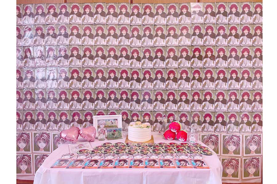 昨年4月、推しの遠山金太郎の誕生日を祝うために自宅に作った祭壇【写真：本人提供】