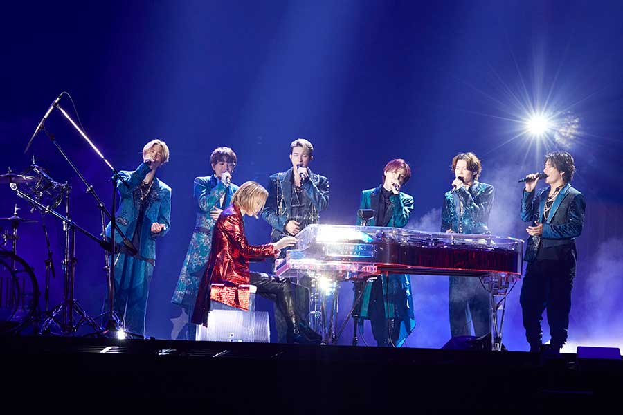 YOSHIKIが奏でるクリスタルピアノに合わせて歌うSixTONESのメンバー
